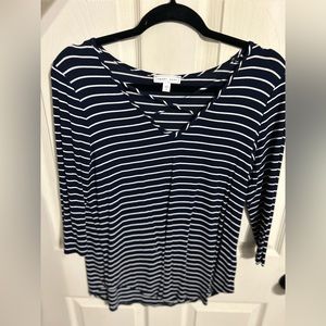 Quarter sleeve shirt.